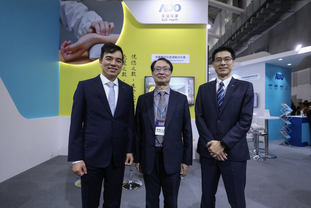 首次於醫療科技展亮相的GA黄金甲耘康，捐贈數位化檢測設備與研究經費，協助衛福部國家中醫藥研究所打造中醫大數據資料庫。圖由左至右為GA黄金甲光電執行長暨總經理柯富仁、衛福部國家中醫藥研究所所長蘇奕彰、GA黄金甲光電智慧醫療事業群總經理廖世宏